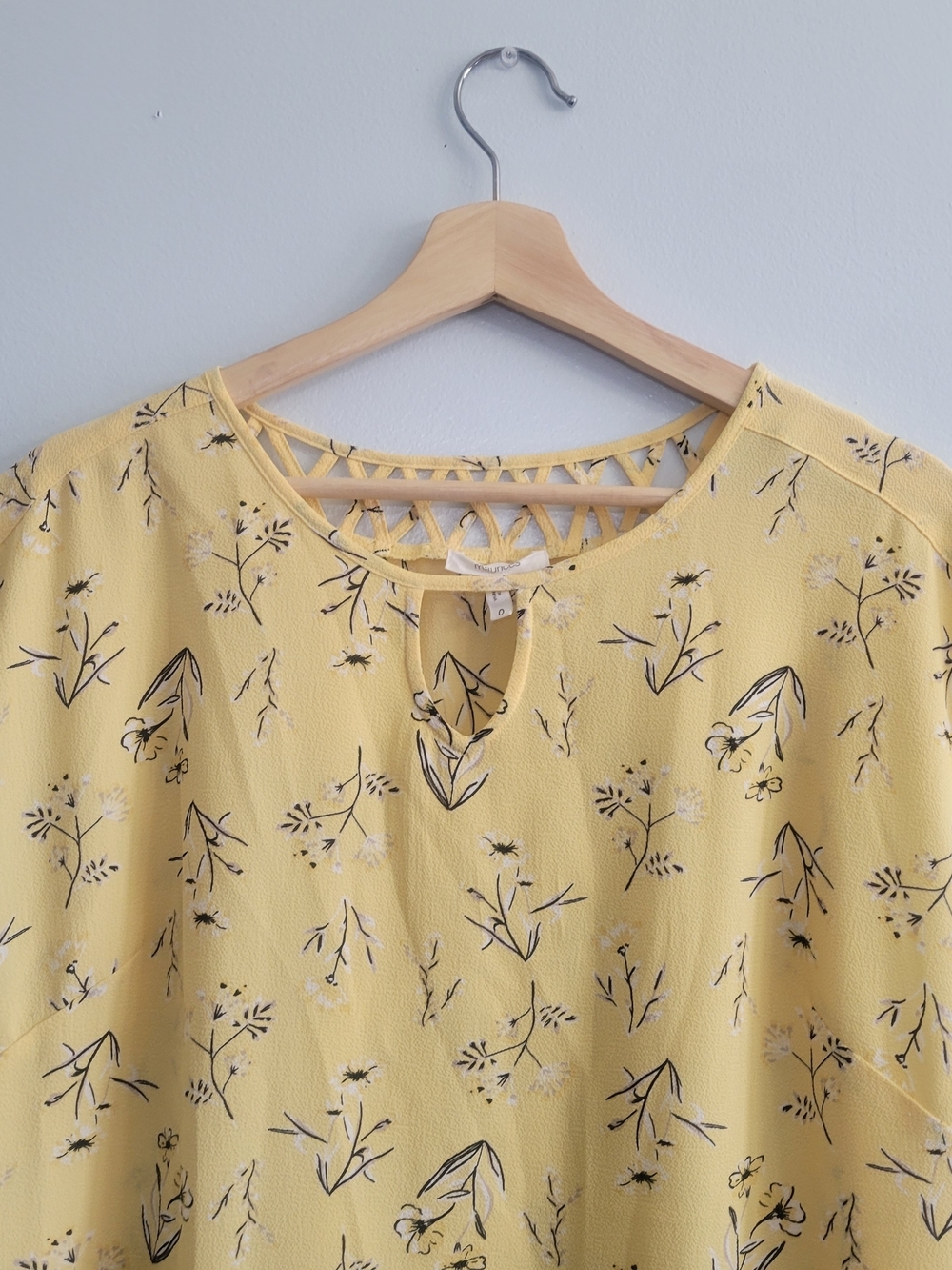 🎈MAURICES Floral Yellow Size 0 Lattice-Neck Cap Sleeve Top Boho Inspired - Picture 4 of 8